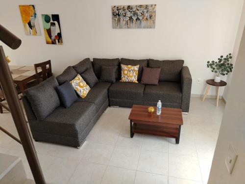 a living room with a couch and a coffee table at Casa Privada de Samuel Veracruz Aeropuerto Alberca in Valente Díaz y La Loma