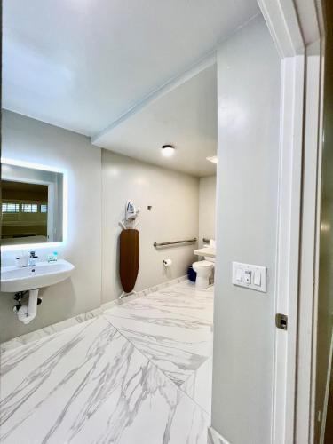 a bathroom with a marble floor and a sink at Nob Hill Motor Inn -Newly Updated Rooms! in San Francisco