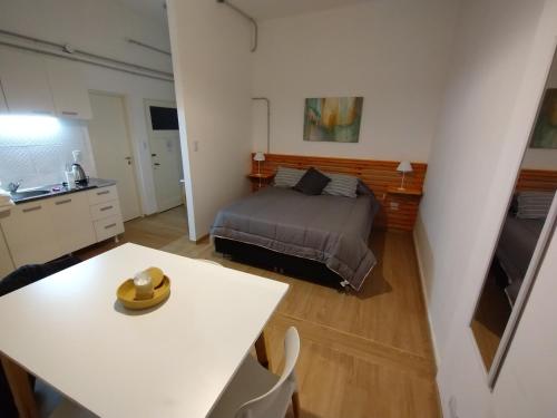 アルタ・グラシアにあるSolar del Tajamarのベッドルーム1室(ベッド1台、テーブル、帽子付)