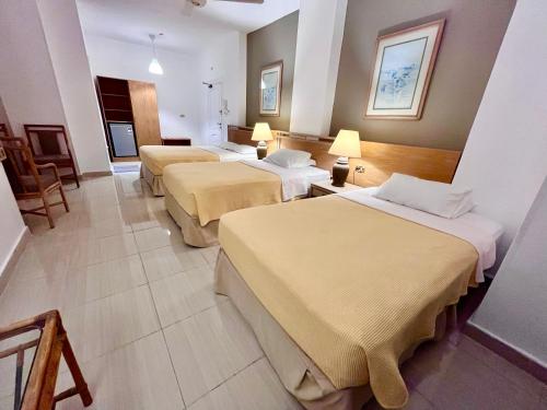 una habitación de hotel con 3 camas. en Masaya Hurghada Rooms en Hurghada