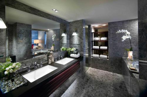 a bathroom with two sinks and a large mirror at Mandarin Oriental, Jakarta in Jakarta