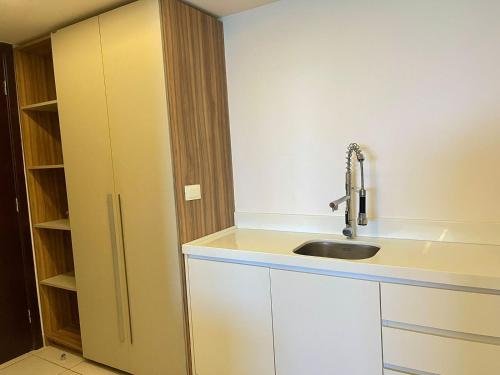 uma cozinha com um lavatório e um armário em HY Apartments & Hotels no Recife