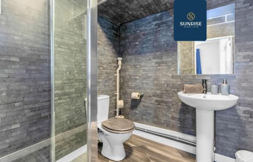 a bathroom with a toilet and a sink and a shower at THE DENS, 3 Rooms, 4 Beds, 2 Bathrooms, Fully Equipped, Wifi, Parking, Mid-Long Stays Rates Available by SUNRISE SHORT LETS in Dundee