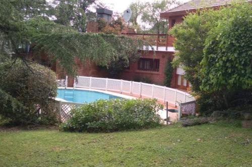una piscina en un patio al lado de una casa en Chalet Angel de las Sierras, en Sierra de los Padres