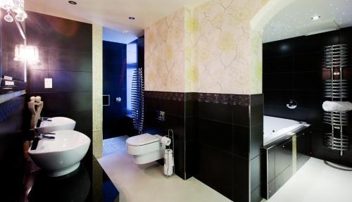 a bathroom with a toilet and a sink at Applegarth Villa Hotel & Restaurant (Adult Only) in Windermere