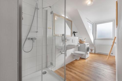 uma casa de banho com um chuveiro e um WC. em Mango Living - Stadtoase in Mönchengladbach, 95 qm, spacious, 3 Schlafzimmer, Nähe Hauptbahnhof em Mönchengladbach