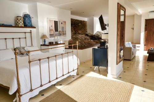 サンセバスチャンにあるVilla Dei Fioriのベッドルーム1室(ベッド1台付)、リビングルームが備わります。
