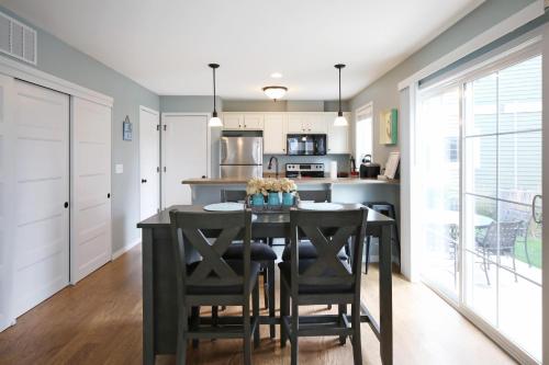 a kitchen with a dining room table with chairs at Red Anchor in Ottawa