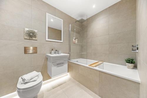 a bathroom with a toilet and a tub and a sink at Springfield Fourteen in Harrogate