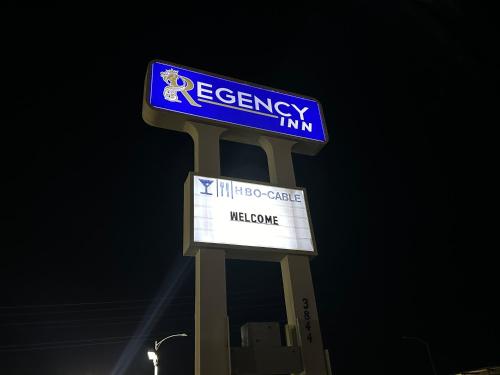 a sign for a regency inn on a pole at Regency Inn Fresno in Fresno