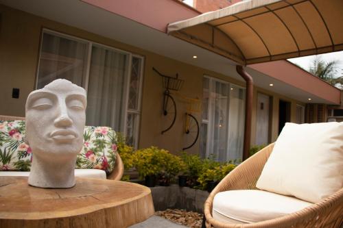 a statue of a head sitting on a table at Marbore hotel & Spa in Bogotá