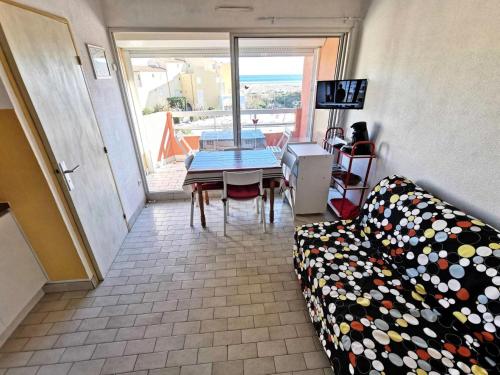 un salon avec un canapé et une table dans l'établissement Résidence Copacabana - Lumineux appartement deux pièces à Port Leucate. Réf: 1COP_414D MAE-5784, à Port-Leucate