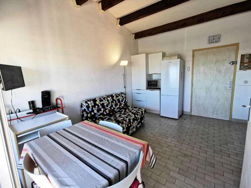 un salon avec un canapé et une cuisine dans l'établissement Résidence Copacabana - Lumineux appartement deux pièces à Port Leucate. Réf: 1COP_414D MAE-5784, à Port-Leucate
