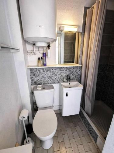 une petite salle de bain avec toilettes et lavabo dans l'établissement Résidence Copacabana - Lumineux appartement deux pièces à Port Leucate. Réf: 1COP_414D MAE-5784, à Port-Leucate