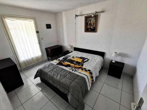 une chambre avec un lit et deux tables et une fenêtre dans l'établissement Résidence Les Aigues Marines - Appartement 3 pièces pour 7 personnes avec Wifi face à la mer à Port Leucate en rez de chaussée. réf: 1AM_102 MAE-5854, à Port-Leucate