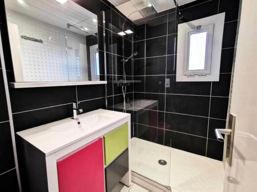 une salle de bain avec un lavabo arc-en-ciel et une douche dans l'établissement Résidence Les Aigues Marines - Appartement 3 pièces pour 7 personnes avec Wifi face à la mer à Port Leucate en rez de chaussée. réf: 1AM_102 MAE-5854, à Port-Leucate