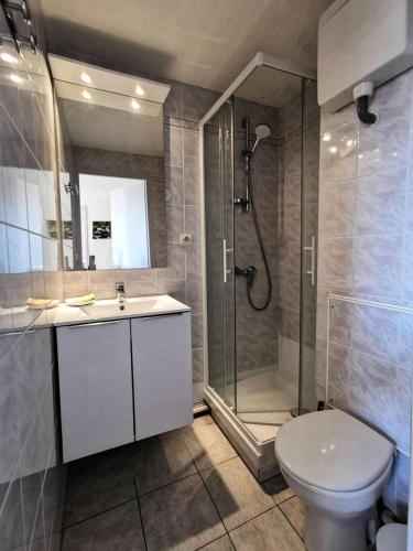 une salle de bain avec une douche, des toilettes et un lavabo dans l'établissement Résidence Maryland 1 Et 2 - 3 Pièces 6 couchages PORT LEUCATE. Réf: 1MRL_24 MAE-5664, à Port-Leucate