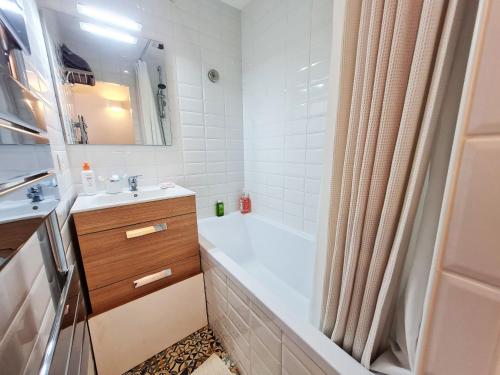 une salle de bain avec une baignoire, un lavabo et une douche dans l'établissement Appartement les 3 Flocons Cauterets, à Cauterets