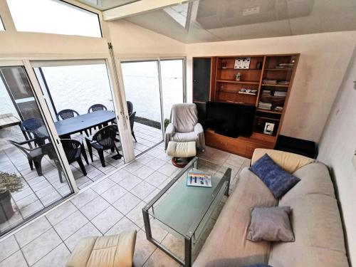 un salon avec un canapé et une table dans l'établissement Résidence Le Village Grec - Villa 4 pièces, 6 personnes, Port Leucate MAE-6744, à Port-Leucate