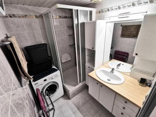 une salle de bain avec une machine à laver et un lavabo dans l'établissement Résidence Le Village Grec - Villa 4 pièces, 6 personnes, Port Leucate MAE-6744, à Port-Leucate