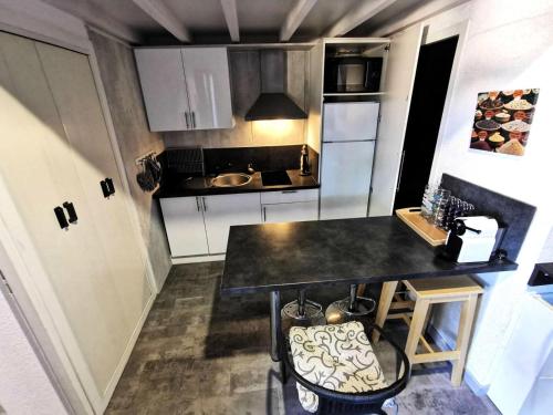 - une vue de tête sur une cuisine avec un comptoir dans l'établissement Résidence Equateur - APPT T2 CAB OU MEZZ 6 couchages PORT LEUCATE. Réf: 2MS3_216 MAE-6754, à Port-Leucate