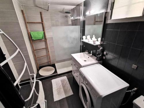 La salle de bains est pourvue d'un lavabo et d'un lave-linge. dans l'établissement Résidence Equateur - APPT T2 CAB OU MEZZ 6 couchages PORT LEUCATE. Réf: 2MS3_216 MAE-6754, à Port-Leucate