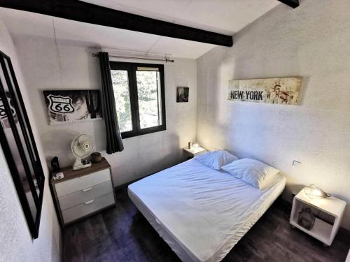 une chambre avec un lit blanc et une fenêtre dans l'établissement Résidence Equateur - APPT T2 CAB OU MEZZ 6 couchages PORT LEUCATE. Réf: 2MS3_216 MAE-6754, à Port-Leucate