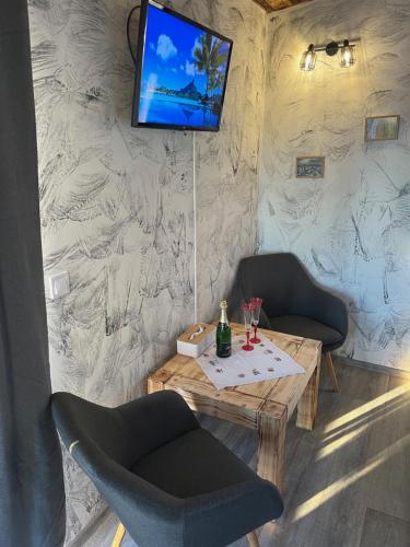 a room with a table and two chairs and a tv at Tinyhouse Kaňk - Kutná Hora in Kutná Hora