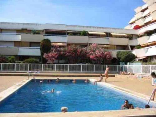 T2 moderne ,design, neuf, climatisé avec piscine