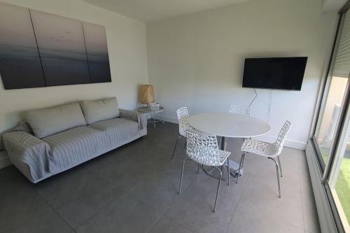 T2 moderne ,design, neuf, climatisé avec piscine