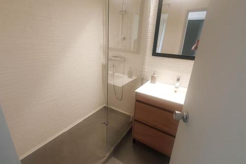 Et badeværelse på T2 moderne ,design, neuf, climatisé avec piscine