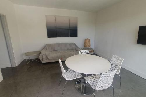 T2 moderne ,design, neuf, climatisé avec piscine