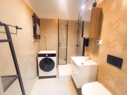 ein Bad mit einem WC, einem Waschbecken und einer Dusche in der Unterkunft Mazurska Apartments in Stettin