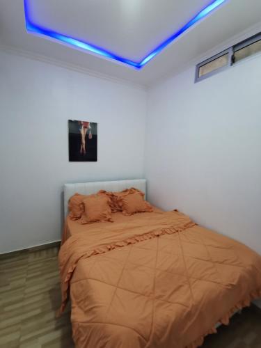 a bedroom with a bed with a blue ceiling at RESIDENCIAL IADI in Salinas da Samba