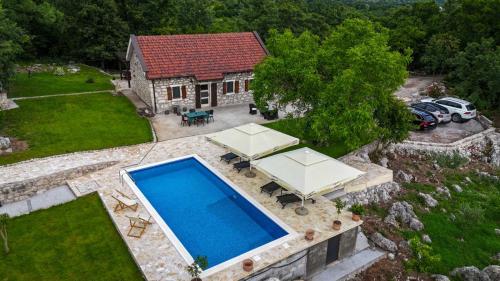 Bazén v ubytování Holiday home Zlatna Glavica nebo v jeho okolí