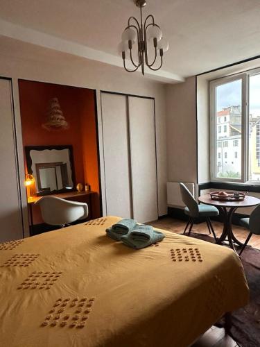 - une chambre avec un grand lit, une table et des chaises dans l'établissement Appartement Hedas hyper centre, à Pau