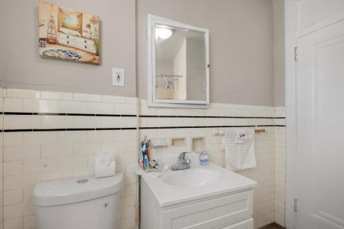 La salle de bains blanche est pourvue d'un lavabo et de toilettes. dans l'établissement Univ City Upenndrexel 2 Bdrm Amazing Unit, à Philadelphie