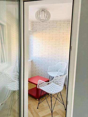 a room with two chairs and a red table at Bisou Elsa Apartment in Narva-Jõesuu