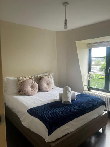 倫敦的住宿－Flat 5 SIA，卧室内的一张带枕头的床