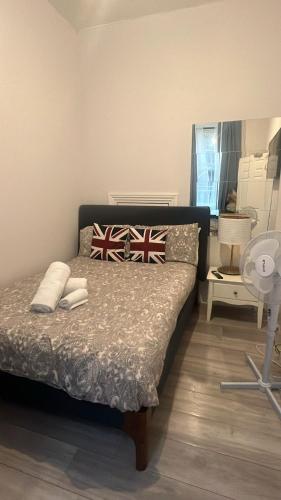 倫敦的住宿－Flat 5 SIA，一张床上有两个枕头的房间