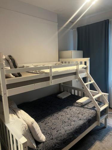 倫敦的住宿－Flat 5 SIA，一间卧室配有两张双层床。
