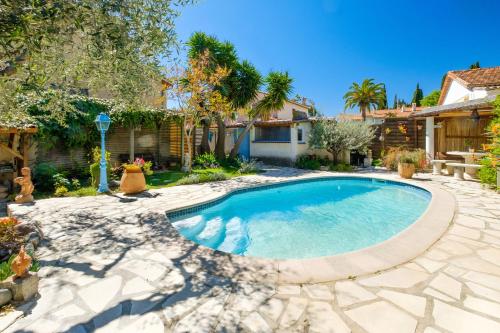 une piscine dans l'arrière-cour d'une maison dans l'établissement Grand studio Bougainvillée, à Cagnes-sur-Mer