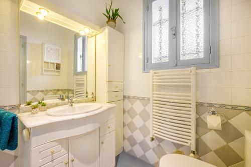 une salle de bain avec un lavabo et un miroir dans l'établissement Grand studio Bougainvillée, à Cagnes-sur-Mer