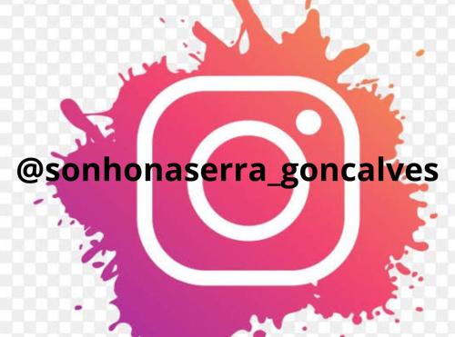 ゴンサウヴェスにあるSonho na Serra Chalé 2のピンクと白のロゴ