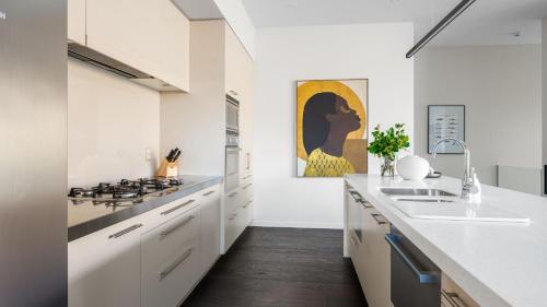 Kuchyň nebo kuchyňský kout v ubytování Tahuna Vista-Fire Place-Hot Tub -Free Parking -BBQ