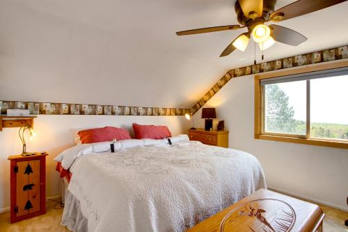 Ένα ή περισσότερα κρεβάτια σε δωμάτιο στο Spacious Duluth Home about 4 Mi to Lake Superior!