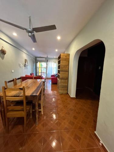 イスラ・ムヘーレスにあるCasa vacacional channel de A.M.k.A.Mのテーブルとソファのあるダイニングルーム