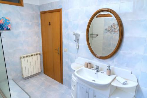 a bathroom with a sink and a mirror at Casa Italia - Appartamento con giardino e cortile privato in Sinalunga