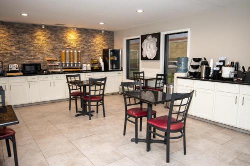 un comedor con mesas y sillas en la cocina en Americas Best Value Inn Harlingen, en Harlingen