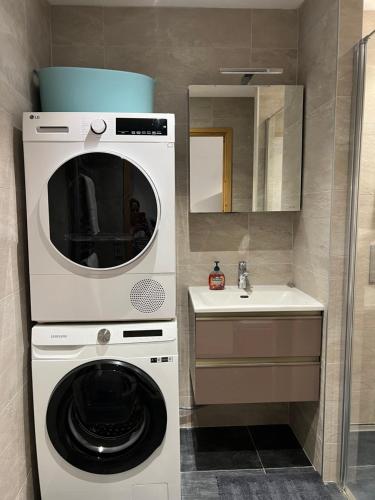 La salle de bains est pourvue d'un lave-linge et d'un sèche-linge. dans l'établissement Modern 3 bedroom apartment close to lifts, à Morzine